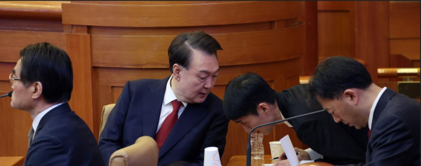 윤석열 대통령이 11일 서울 종로구 헌법재판소에서 열린 본인의 탄핵심판 7차 변론에서 변호인과 대화하고 있다. /사진=공동취재단