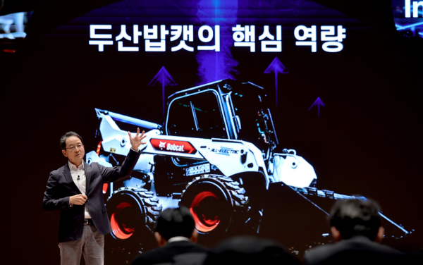 스캇 박 두산밥캣 부회장이 10일 ‘인베스터 데이’ 행사에서 성장 전략을 발표하고 있다/ 사진 = 두산밥캣