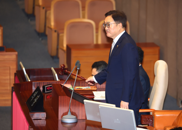 우원식 국회의장이 11일 서울 여의도 국회에서 열린 본회의에서 의사봉을 치고 있다. /사진=연합뉴스