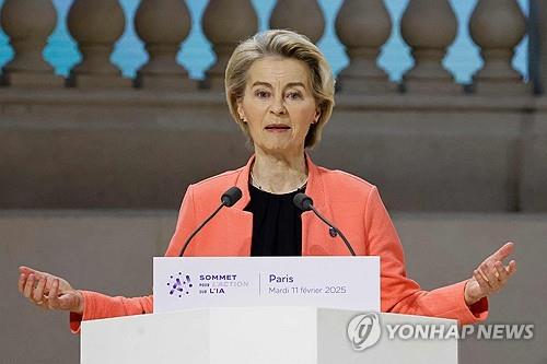 우르줄라 폰데어라이엔 EU 집행위원장이 11일(현지시간) 프랑스 파리 그랑팔레에서 열린 제3차 AI 행동 정상회의에서 EU의 투자 계획을 밝히고 있다. /사진=연합뉴스
