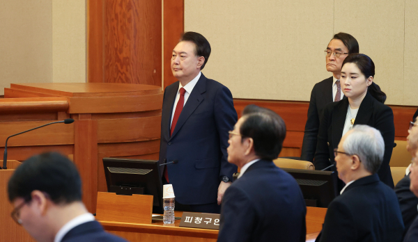 윤석열 대통령이 13일 서울 종로구 헌법재판소 대심판정에서 열린 윤석열 대통령 탄핵심판 8차 변론에 출석해 헌법재판관들 입장에 맞춰 서 있다. /사진=공동취재단