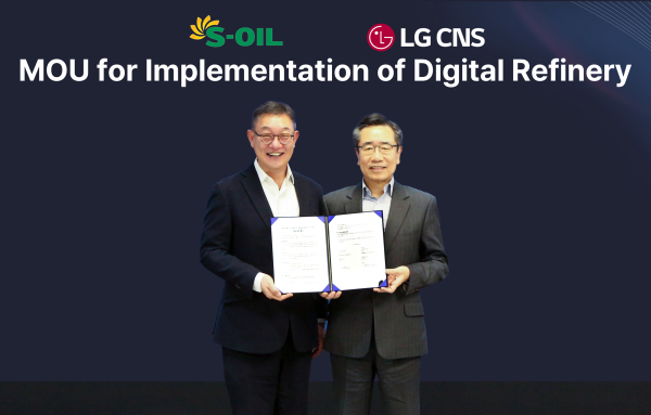 LG CNS CEO 현신균 사장(왼쪽)과 S-OIL 박봉수 운영총괄 사장이 업무협약식에서 기념사진을 촬영하고 있다./사진=LG CNS