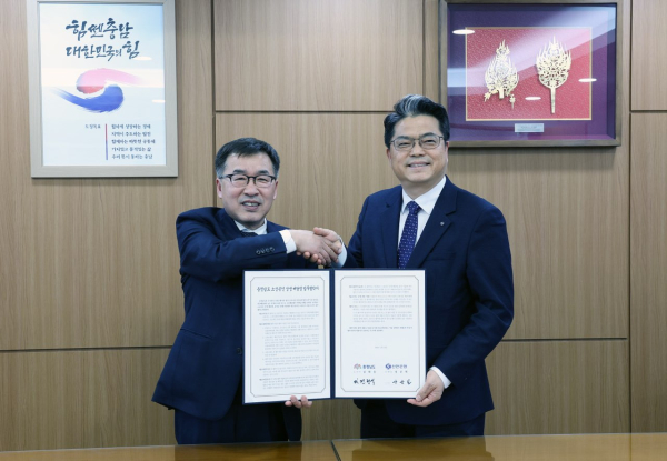 양군길 신한은행 영업추진3그룹 부행장(오른쪽)과 충청남도 전형식 정무부지사가 지난 19일 충청남도 충청남도청에서 충청남도와 공공배달앱 서비스 운영을 위한 업무협약을 체결하고 웃으며 악수하고 있다. / 사진 = 신한은행