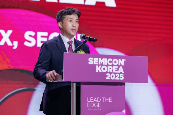 세미콘 코리아 2025에서 연설하는 곽노정 SK하이닉스 사장/ 사진=곽노정 SK하이닉스 사장 링크드인