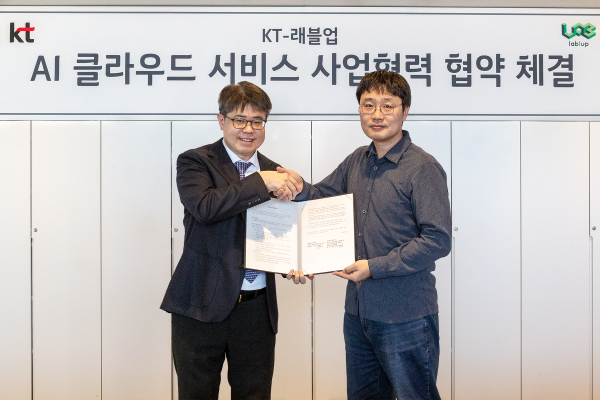 KT가 AI 스타트업 '래블업'과 함께 GPU 구독 서비스 사업을 추진하기 위한 업무협약을 26일 KT 광화문 빌딩 East에서 체결했다. KT 전략·사업컨설팅부문 송승호 SPA본부장(왼쪽)과 래블업 신정규 대표가 협약을 체결하고 기념 사진을 촬영하고 있다./사진=KT