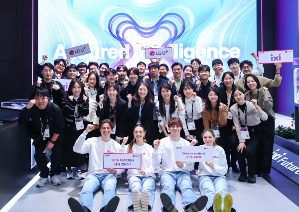 스페인 바르셀로나에서 공개된 LG유플러스 MWC25 전시관에서 임직원들이 내년 MWC에 대한 기대감을 드러내고 있다./사진=LG유플러스