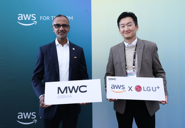 LG유플러스와 AWS는 스페인 바르셀로나 MWC25 현장에서 전략적 파트너십을 체결하고, 국내 AI 클라우드 생태계 조성을 위한 'AX얼라이언스' 전략을 공동 추진키로 했다. MWC25에서 진행된 업무협약식에 참석한 LG유플러스 권용현 기업부문장(오른쪽)과 AWS 젠스 나가라잔 아시아태평양 및 일본 통신 사업 총괄의 모습./사진=LG유플러스