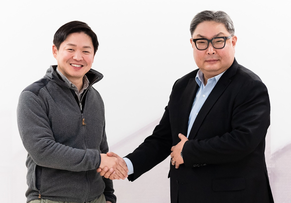 @ (왼쪽부터) 지난해 12월 최성환 SK네트웍스 사업총괄 사장과 권오형 퀄컴 아태지역 총괄 사장 겸 본사 수석 부사장이 악수하고 있는 모습.