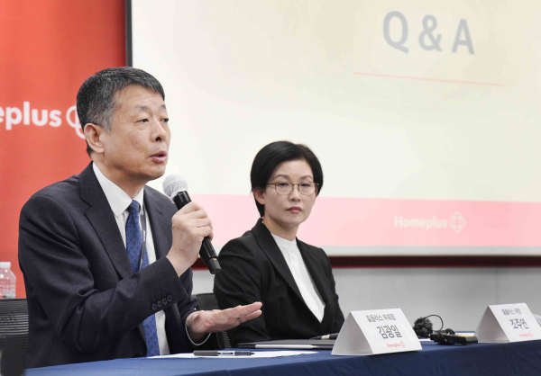 14일 서울시 강서구 홈플러스 본사에서 열린 기자간담회에서 김광일 부회장(왼쪽)이 기자들의 질문에 답변하고 있다./사진=홈플러스<br>