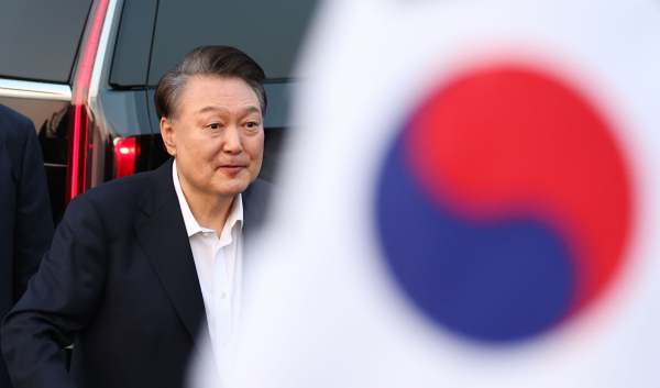 서울구치소에서 석방된 윤석열 대통령이 지난 3월 8일 서울 한남동 관저 앞에 도착, 차량에서 내려 지지자들을 향해 인사하고 있다. /사진=연합뉴스
