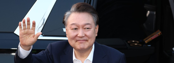 서울구치소에서 석방된 윤석열 대통령이 8일 서울 한남동 관저 앞에 도착, 차량에서 내려 지지자들을 향해 인사하고 있다. /사진=연합뉴스