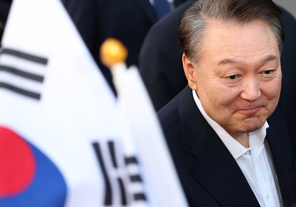 서울구치소에서 석방된 윤석열 대통령이 지난 3월 8일 서울 한남동 관저 앞에 도착, 차량에서 내려 지지자들과 인사를 나누고 있다. /사진=연합뉴스