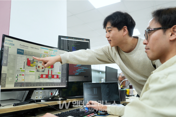 포스코DX 기술연구소 소속 개발자 직원들이 신규 개발된 PosMaster-HMI Windows화면을 모니터링하고 있다. [사진=포스코DX]<br>