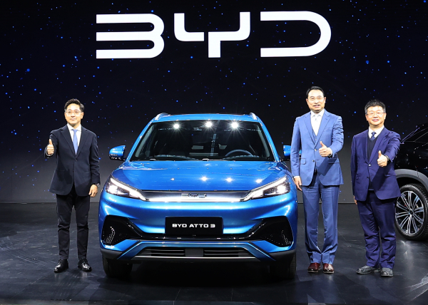 1월 16일 인천 중구 상상플랫폼에서 열린 'BYD 승용 브랜드 론칭 미디어 쇼케이스'에서 (왼쪽부터) 조인철 BYD코리아 승용부문 대표, 류쉐량 BYD 아시아태평양 자동차 영업사업부 총경리, 딩하이미아오 BYD코리아 대표 등 관계자들이 아토3 옆에서 포즈를 취하고 있다./사진=연합뉴스