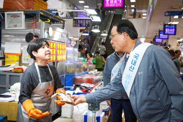 27일부로 4년 임기의 반환점을 돌아 임기 3년 차에 돌입하는 노동진 수협중앙회장은 수산업 재건을 위해 노량진 복합개발 사업을 재개하겠다고 말했다. 사진은 수협 상호금융 복합점포 개설식때 / 사진=수협중앙회