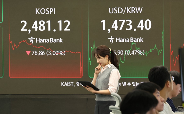서울 외환시장에서 원·달러 환율이 전 거래일 대비 6.4원 상승하며 1472.9원을 기록했다. 이는 2009년 글로벌 금융위기 이후 가장 높은 수준이다. 사진은 31일 서울 중구 하나은행 딜링룸에서 한 딜러가 상황을 주시하고 있는 모습 / 사진=연합뉴스