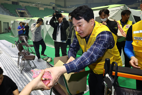 원희룡 전 국토부 장관이 지난 3월 26일 오후 경북 안동시 안동체육관에 마련된 산불 대피시설에서 자원봉사를 하고 있다. /사진=연합뉴스