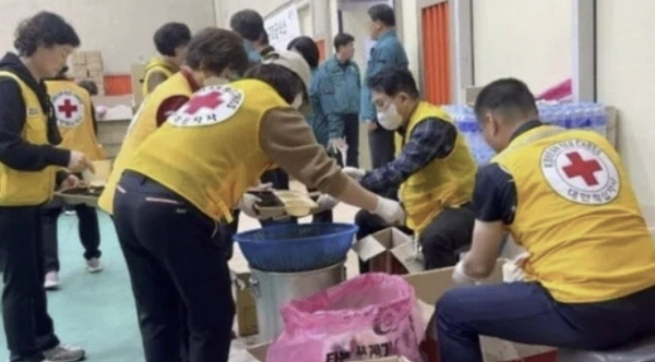 원희룡 전 국토교통부 장관이 지난 3월 26일부터 경북 안동시 산불 피해 복구 현장에서 봉사활동을 이어가고 있다. /사진=온라인커뮤니티 갈무리 캡처