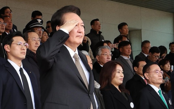 윤석열 대통령이 지난해 2월 28일 충북 괴산군 육군학생군사학교에서 열린 2024년 학군장교 임관식에서 거수경례를 받고 있다./사진=대통령실통신사진기자단