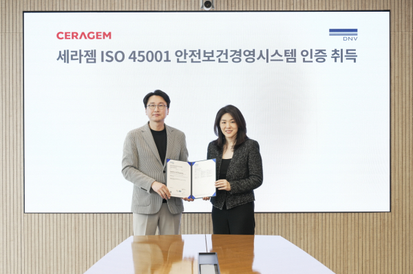 @ (왼쪽부터) 이경수 세라젬 대표와 이소영 DNV 비즈니스어슈어런스 대표가 ISO 45001 인증 수여식에서 기념사진을 촬영하고 있다. /사진=세라젬