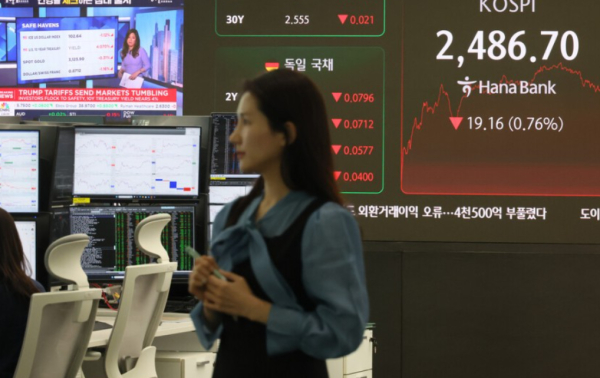 미 트럼프 행정부가 전 세계 무역상대국을 대상으로 상호관세를 발표한 3일 서울 하나은행 본점 딜링룸 현황판에 코스피 지수와 함께 관련 뉴스가 나오고 있다 / 사진=연합뉴스