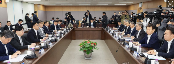 김병환 금융위원장이 7일 서울 종로구 정부서울청사에서 5대 금융지주, 정책금융기관 등 관계자들이 참석한 금융 상황 점검 회의에서 발언하고 있다 / 사진=연합뉴스