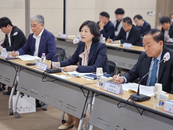 지난 9일 전북 전주에 위치한 국립농업과학원에서 열린 ‘그린바이오 곤충산업 활성화 민관협의체’ 발족식에서 방혜선 농업생물부장(가운데)이 인사말을 하고 있다 / 사진=농촌진흥청