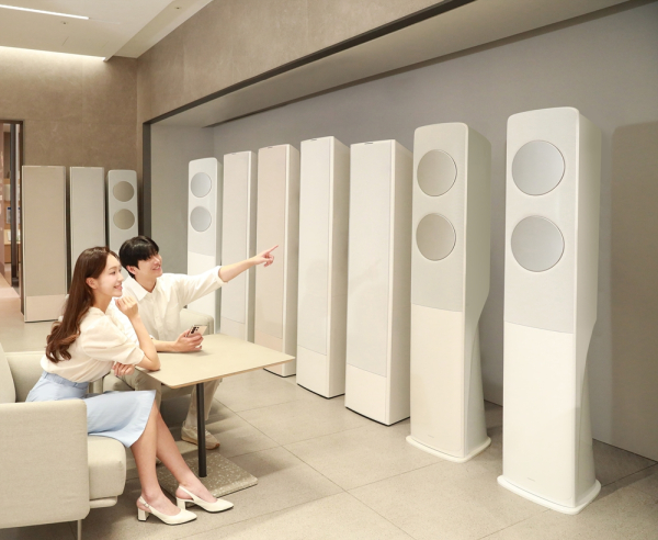 삼성전자 모델이 2025년형 가정용 AI 에어컨 라인업을 소개하고 있다./사진=삼성전자