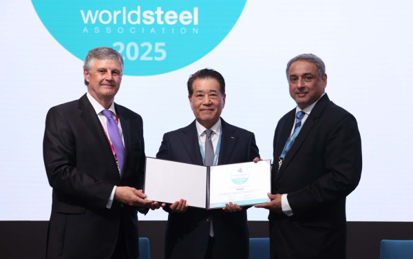 포스코가 4년 연속으로 세계철강협회에서 최우수 멤버(Sustainability Champion)로 선정돼 기념사진을 촬영하고 있다./사진=포스코그룹