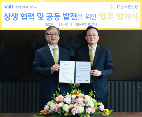 강구영 KAI 사장(왼쪽)과 이환주 KB국민은행장이11일 서울시 영등포구에 위치한 KB국민은행 신관에서 열린 상생협력 및 공동발전을 위한 협약식에서 협약서를 함께 들어보이고 있다/ 사진 = KB국민은행