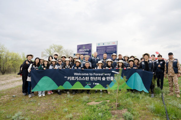 키르기스스탄 비슈케크 마나스 국제공항(Manas airport) 인근 조림지에서 '키르기스스탄 천년의 숲 만들기' 봉사활동에 참여한 티웨이항공 임직원 자원봉사단 및 아시아산림협력기구(AFoCO) 관계자들이 조림활동 후 기념사진을 촬영하고 있다./사진=티웨이항공