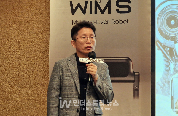웨어러블 로봇 기업 위로보틱스는 16일 서울 용산구 그랜드 하앗트 서울에서 기자간담회를 열고 차세대 개인용 보행보조 웨어러블 로봇 윔S를 선보였다. 이연백 위로보틱스 대표이사 CEO가 21일 출시될 '윔S'에 대해 설명하고 있다./사진=서영길 기자