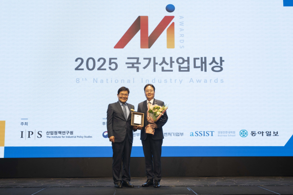 이영호 에쓰오일 영업전략부문장(오른쪽)이 17일 열린 2025 국가산업대상 시상식에서 박기찬 산업정책연구원 원장으로부터 상패와 꽃다발을 받았다./사진=에쓰오일