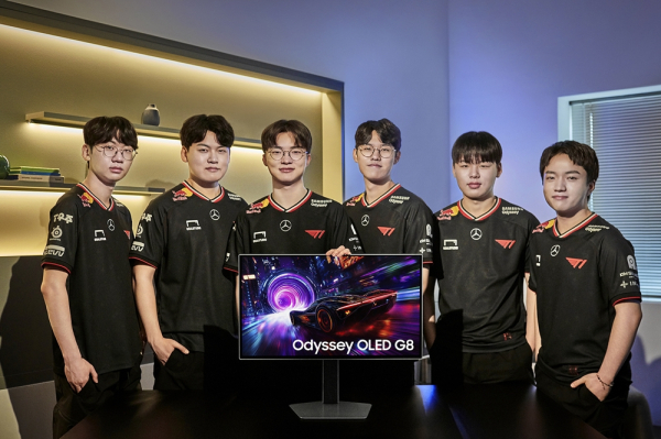 T1 선수단(왼쪽부터) 도란, 구마유시, 페이커, 오너, 스매시, 케리아가 ‘오디세이 OLED G8’을 소개하고 있다./사진=삼성자