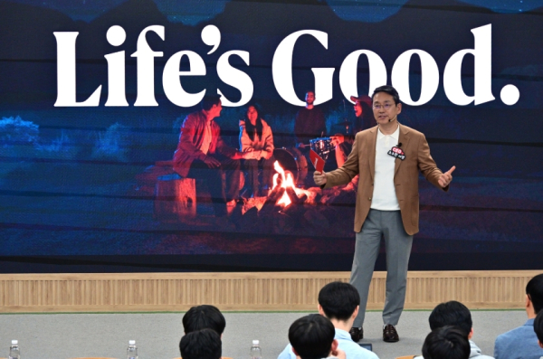 조주완 LG전자 최고경영자(CEO)가 24일 서울대학교 제1공학관에서 전기·정보공학부 재학생 200명에게 CEO 특강을 진행하고 있는 모습./사진=LG전자