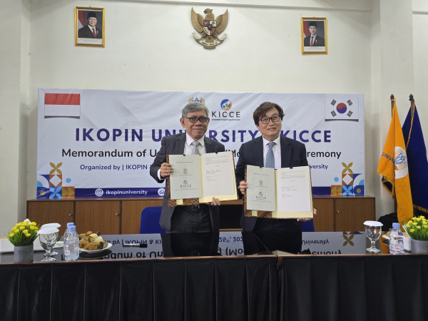 전의찬 한국기후환경원장(오른쪽)과 아구스 빡빠한 이코핀대학교 총장이 기후변화대응을 기후 변화 대응 및 관련 사업 협력을 위한 업무협약(MOU)을 체결하고 협약서를 들어 보이고 있다./사진=한국기후환경원