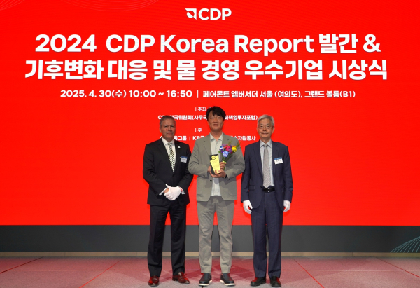 30일 서울 여의도 페어몬트 앰배서더 서울 호텔에서 열린 '2024 CDP Korea 기후변화 대응‧물 경영 우수기업 시상식'에서 (오른쪽부터) 장지인 CDP 한국위원회 위원장, 풀무원 오경석 지속가능경영담당, 호세 오르도네스 CDP 최고수익책임자(CRO)가 기념촬영을 하고 있다./사진=풀무원