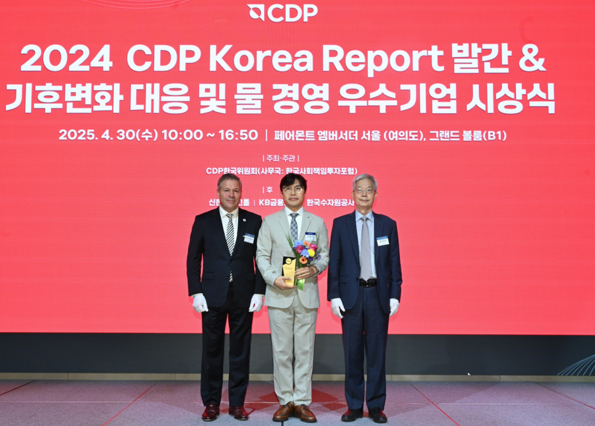 LG유플러스는 30일 서울 여의도 페어몬트 앰버서더 서울 호텔에서 열린 ‘2024 CDP코리아 어워즈’에서 CDP 기후변화 대응 부문 평가 결과 탄소경영 아너스 클럽에 선정됐다. (왼쪽부터) 호세 오르도네즈 CDP 아시아태평양 총괄, 이홍렬 LG유플러스 ESG추진실장, 장지인 CDP 한국위원회 위원장./사진=LG유플러스