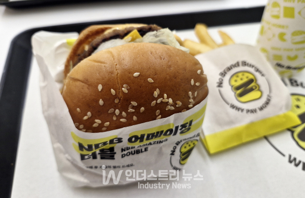 노브랜드 버거가 최근 버거 소비 트랜드를 반영해 새로 내놓은 더블 패티 버거 'NBB어메이징 더블'./사진=서영길 기자<br>