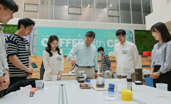 황병우 iM금융그룹 회장이 지난 달 24일 대구 iM뱅크 제2본점에서 진행된 지주사 임직원과의 타운홀 미팅에서 바리스타 체험을 하고 있다. / 사진 = iM금융그룹