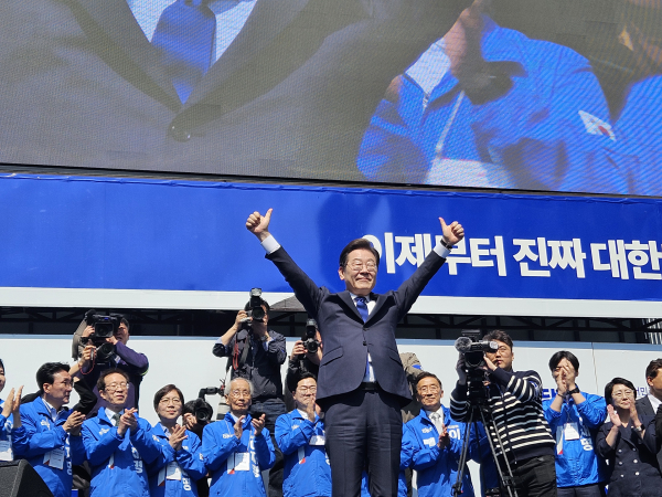 12일 서울 광화문 청계광장에서 첫 공식 선거운동을 나선 이재명 더불어민주당 후보가 지지자들을 향해 인사하고 있다. /사진=김희선 기자