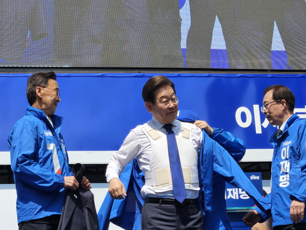 이재명 더불어민주당 대선 후보가 정장 자켓을 벗고 흰색 방탄 조끼 위에 선거 운동복을 입고 있다. /사진=김희선 기자