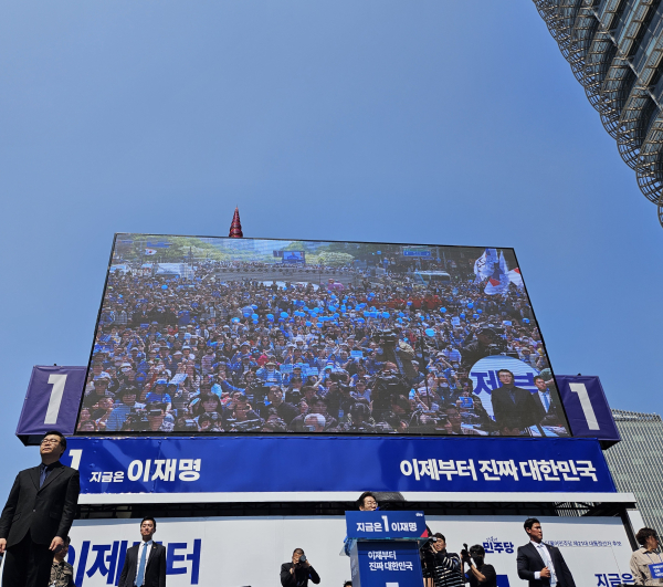 12일 서울 광화문 청계 광장에서 첫 공식 선거 운동을 위한 연설을 하고 있는 이재명 더불어민주당 대선 후보. /사진=김희선 기자