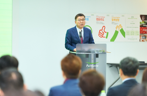 12일 서울 강남 수서 본사에서 열린 풀무원 창사 41주년 기념식에서 이우봉 총괄CEO가 창사 기념 메시지를 전하고 있다. 이번 창사 기념식에는 이 총괄CEO를 비롯해 경영간부직과 전사의 젊은 직원 대표들이 현장 참석했으며, 그 외 임직원들은 유튜브 생중계를 통해 참석했다./사진=풀무원