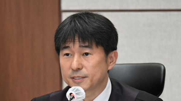 지귀연 부장판사가 지난 4월 21일 서울 서초구 서울중앙지법에서 열린 윤석열 전 대통령 내란 우두머리 혐의 형사재판 2차 공판에서 취재진들의 퇴장을 명령하고 있다. /사진=사진공동취재단