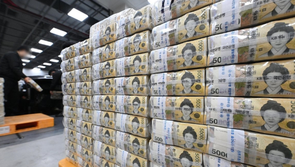 신용카드와 간편결제 등 비현금 지급수단 이용이 빠르게 확산되면서 현금 없는 사회가 현실로 다가오고 있다 / 사진= 연합뉴스