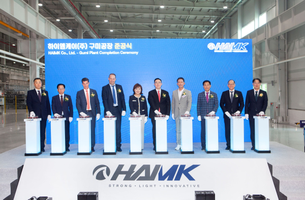 좌측 네 번 째부터 롭 반 길스 HAI CEO, 양금희 경상북도 경제부지사, 구본규 LS전선 대표이사, 김장호 구미시장 등 인사들이 준공식