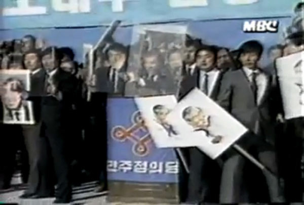 지난 1987년 13대 대선, 노태우 당시 민정당 후보가 광주를 찾았다. 노태우 후보는 방탄유리를 든 경호원들의 보호를 받고 유세를 이어나갔다. /사진=MBC 방송 캡처