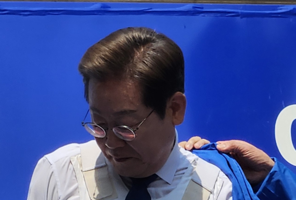 지난 12일 선거운동 첫날에 방검복을 입은 이재명 더불어민주당 대선 후보가 선거 운동복을 입고 있다. /사진=김희선 기자