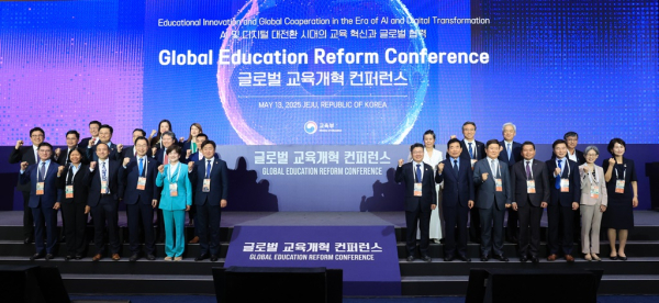 아시아태평양경제협력체(APEC) 2025 교육장관회의 공식 부대 행사로 13일 오전 서귀포시 중문동 제주국제컨벤션센터에서 열린 ‘글로벌 교육개혁 컨퍼런스’에서 참석자들이 기념촬영을 하고 있다. /사진=연합뉴스